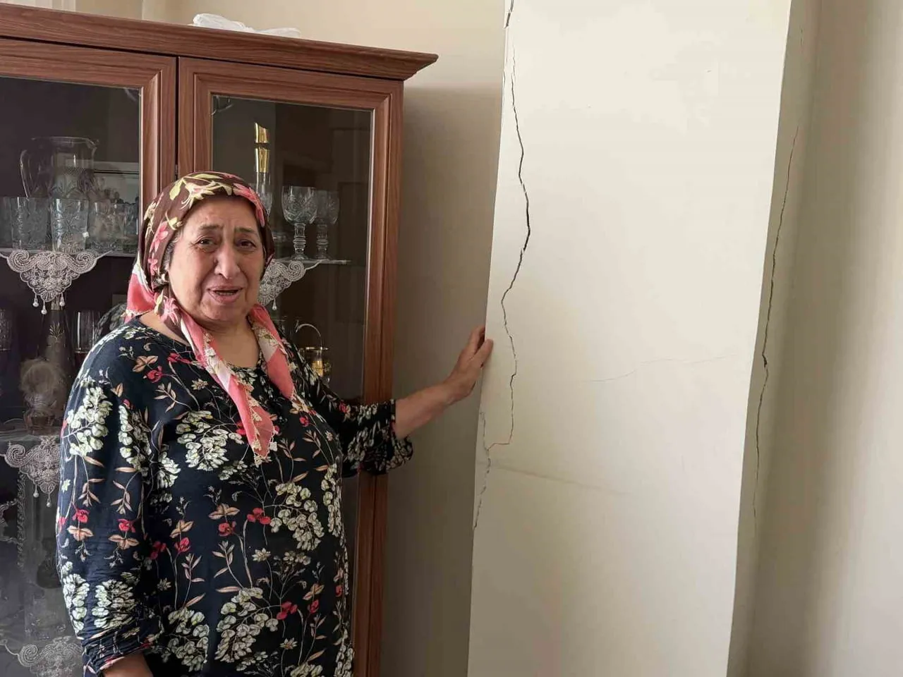 İSTANBUL'UN GÜNGÖREN İLÇESİNDE KENTSEL DÖNÜŞÜM KAPSAMINDA GERÇEKLEŞTİRİLEN APARTMAN YIKIMININ...