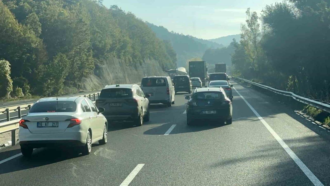 RÜZGAR TÜRBİNİ KANADI TAŞIYAN 10'A YAKIN TIRIN VİRAJLI YOLDAN GEÇİŞİ SIRASINDA KARŞI YÖNDEKİ...