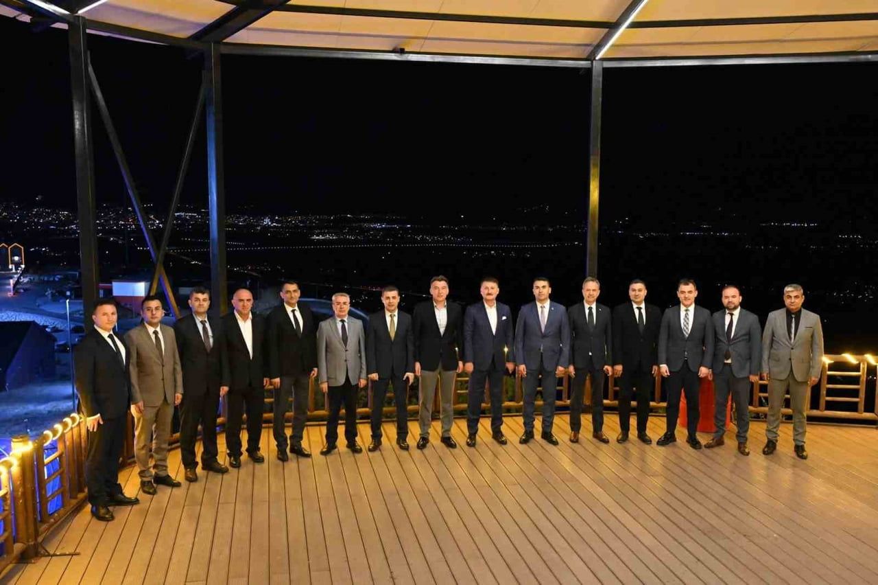 ERZİNCAN’DA TERFİ EDEN EMNİYET MÜDÜRLERİNE RÜTBE VE PLAKET TAKDİM EDİLDİ