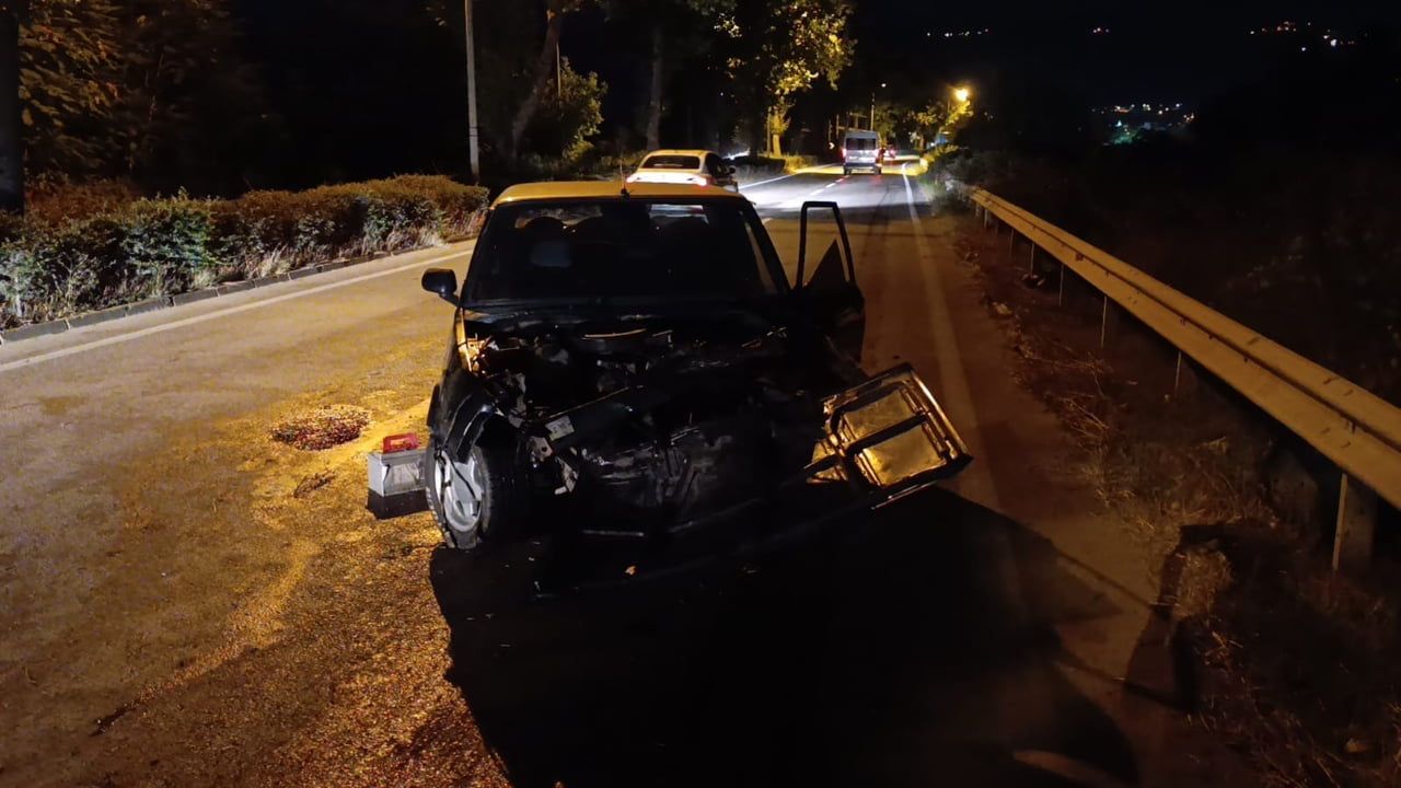 BURSA'NIN İNEGÖL İLÇESİNDE KONTROLDEN ÇIKAN OTOMOBİLİN ORTA REFÜJDEKİ AĞACA ÇARPMASI SONUCU...