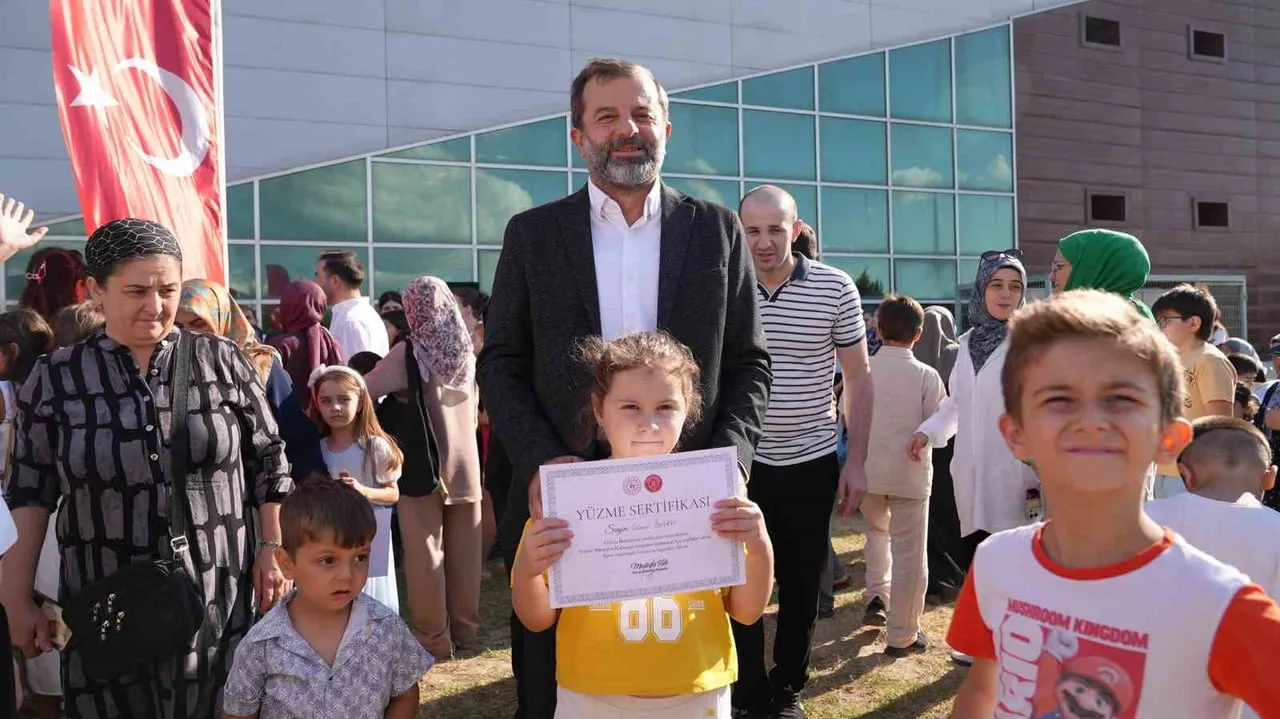 GÜRSU BELEDİYESİ, İLÇEDE YÜZME BİLMEYEN ÇOCUKLARA YÜZME ÖĞRETMEK İÇİN BAŞLATTIĞI YAZ KURSLARINDA...