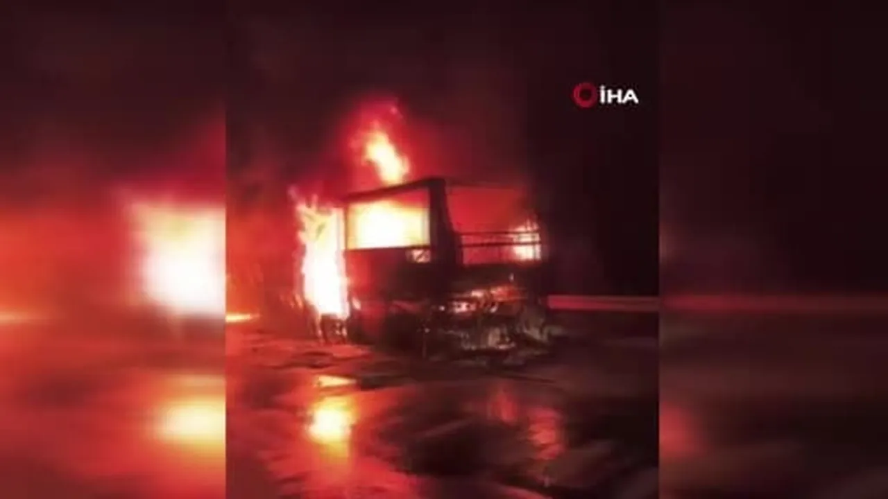 Mersin'de otoyolda seyir halindeki yolcu otobüsünü alev alev yandı