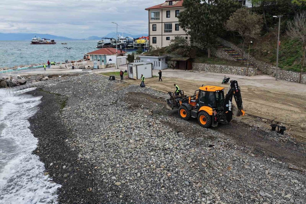 BURSA BÜYÜKŞEHİR BELEDİYESİ, KENTTEKİ YOĞUN YAĞIŞLARIN ARDINDAN SAHİLLERDE TEMİZLİK ÇALIŞMASI...