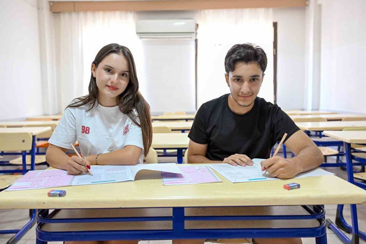 MERSİN’DE BÜYÜKŞEHİR BELEDİYESİ BÜNYESİNDEKİ KURS MERKEZLERİNDE YKS’YE HAZIRLANAN ÖĞRENCİLERDEN...