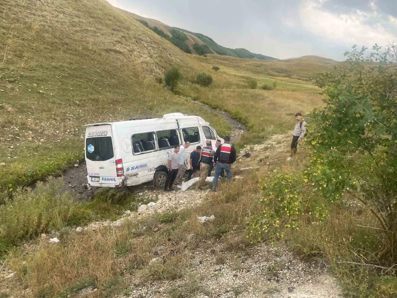 ERZURUM’UN İSPİR İLÇESİNDE YOLCU MİNİBÜSÜNÜN ŞARAMPOLE DEVRİLMESİ SONUCU MEYDANA GELEN KAZADA 1’İ...