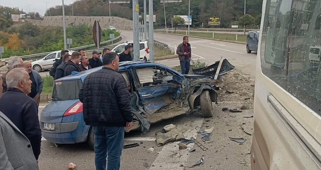 SİNOP’UN BOYABAT İLÇESİNDE MİNİBÜS İLE İKİ OTOMOBİLİN KARIŞTIĞI TRAFİK KAZASINDA 1 KİŞİ...