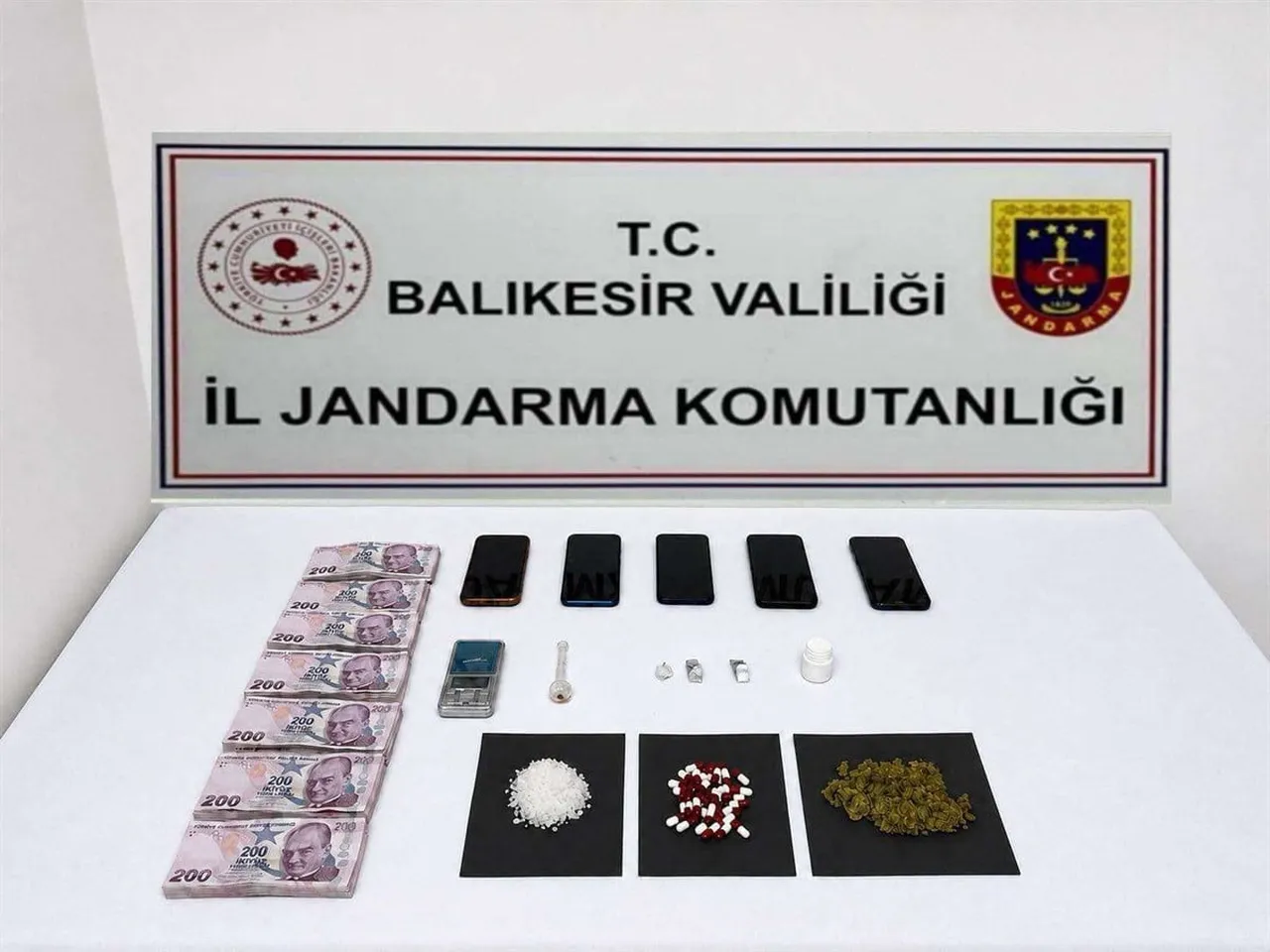 BALIKESİR’DE JANDARMA EKİPLERİNİN 6 İLÇEDE GERÇEKLEŞTİRDİĞİ UYUŞTURUCU OPERASYONLARINDA 21 ŞÜPHELİ...