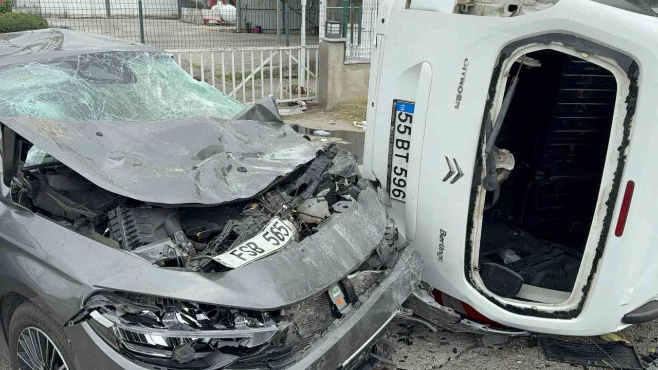 TERME İLÇESİNDE KONTROLDEN ÇIKAN ARACIN AĞACA ÇARPTIKTAN SONRA HAVALANARAK KARŞI ŞERİTTE SEYREDEN...