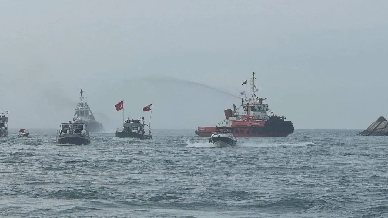 ZONGULDAK'TA 29 EKİM CUMHURİYET BAYRAMI DOLAYISIYLA RÖMORKÖRLER VE TEKNELERİN KATILIMIYLA DENİZDE...