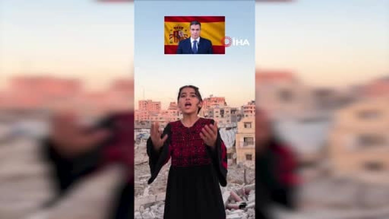 İspanya Başbakanı Pedro Sanchez, Gazze Şeridi'nde ağır hasar gören bir binanın duvarına portresini...