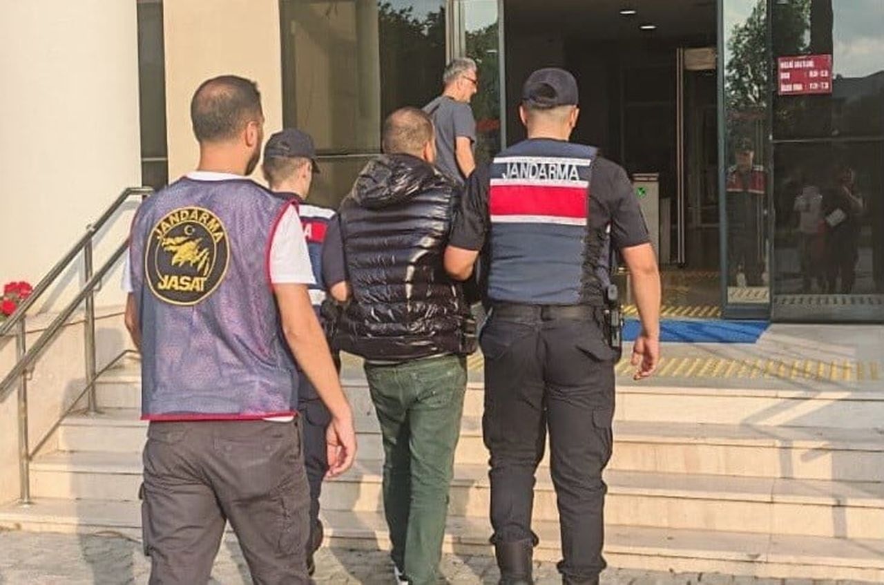 ARALARINDA TEFECİLİK VE SİLAHLA TEHDİDİN DE BULUNDUĞU 60 AYRI SUÇTAN ARANAN VE HAKKINDA...
