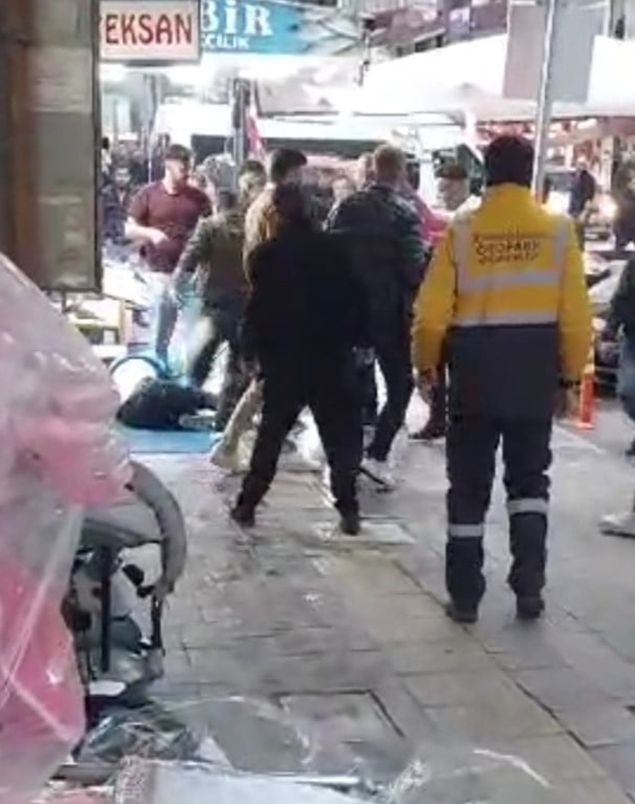AFYONKARAHİSAR'DA KENTİN EN İŞLEK CADDELERİNDEN BİRİNDE GÜPEGÜNDÜZ YAŞANAN SOPALI VE DEMİR ÇUBUKLU...