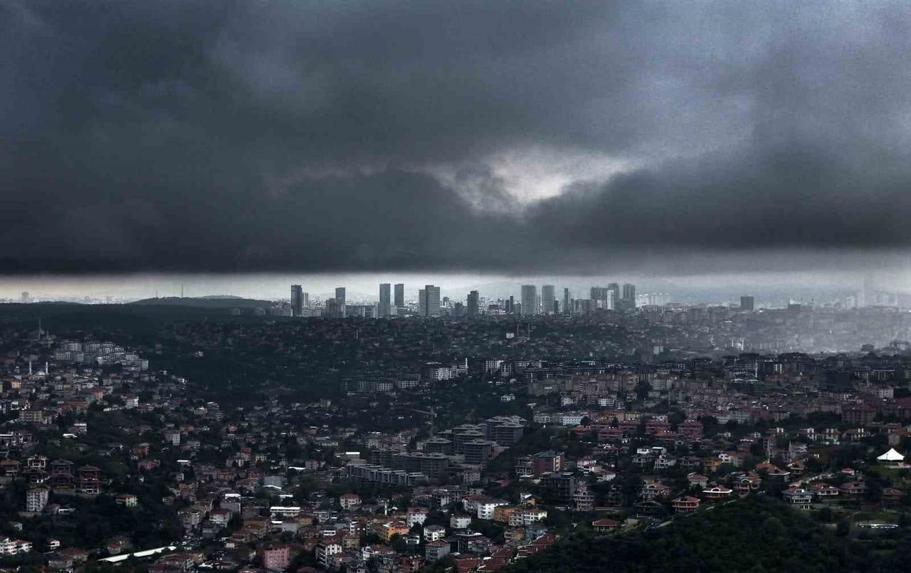 İSTANBUL’DA ETKİLİ OLAN YAĞMUR BULUTLARININ BOĞAZDAN GİRİŞİ HAVADAN GÖRÜNTÜLENDİ