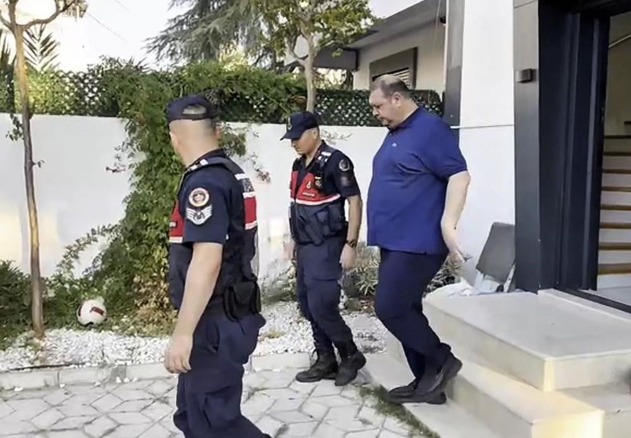 MENDERES BELEDİYESİ'NE YÖNELİK YÜRÜTÜLEN 'RÜŞVET' VE 'İRTİKAP' SORUŞTURMASINDA GÖZALTINA ALINAN 16...