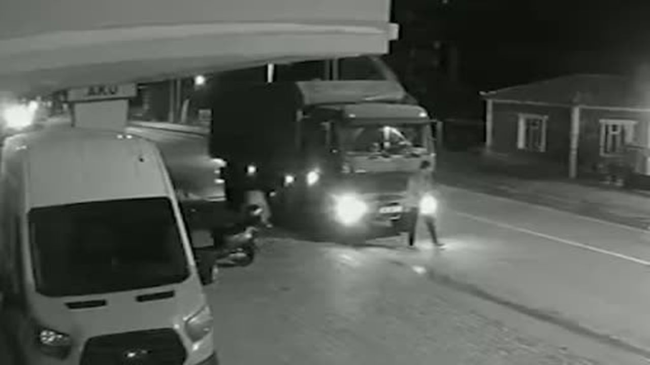 Yolda kalan kamyona otomobil arkadan çarptı: Kaza anı kamerada