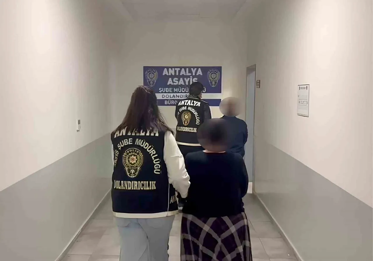 EMNİYETTEKİ İŞLEMLERİNİN ARDINDAN "NİTELİKLİ DOLANDIRICILIK" SUÇUNDAN ADLİ MAKAMLARA SEVK EDİLEN 3...