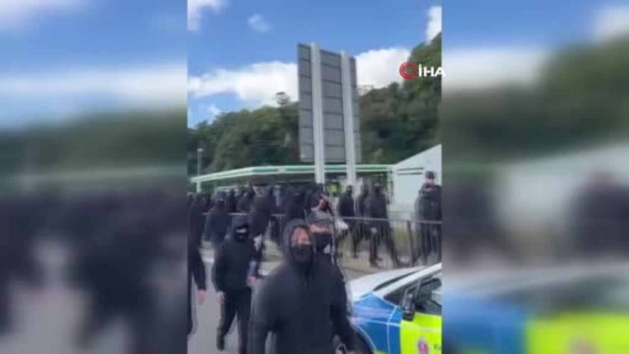 İngiltere’nin Dover kentinde göçmenlik karşıtı protesto düzenleyen maskeli göstericilerin Dover...