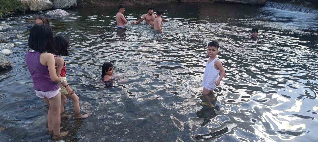 HAKKARİ’DE ETKİLİ OLAN SICAK HAVA NEDENİYLE KENT MERKEZİNDE BUNALAN VATANDAŞLAR, SERİNLEMEK İÇİN...