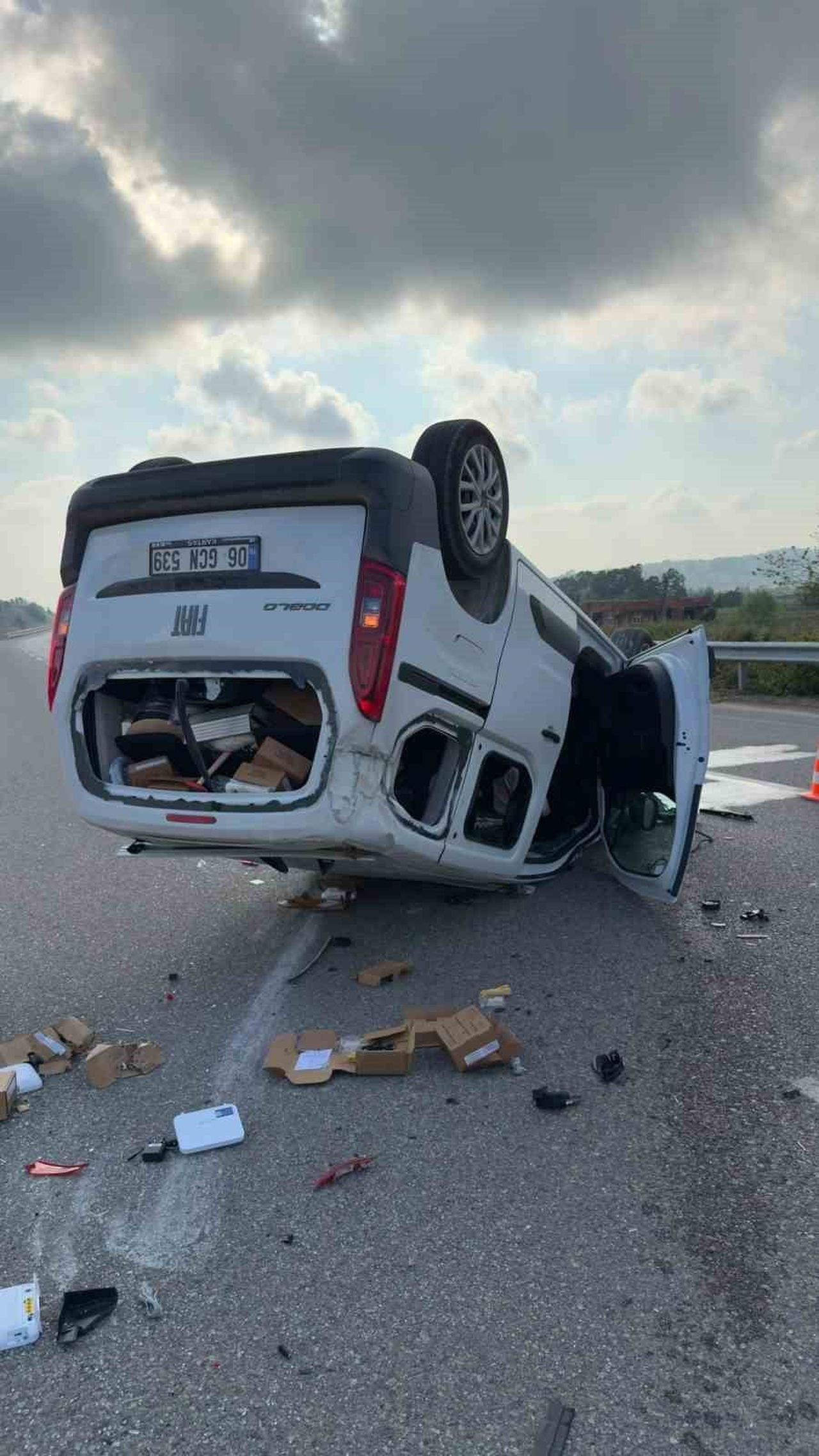 SAKARYA'NIN KAYNARCA İLÇESİNDE HAFİF TİCARİ ARAÇ İLE OTOMOBİLİN ÇARPIŞMASI NETİCESİNDE MEYDANA...