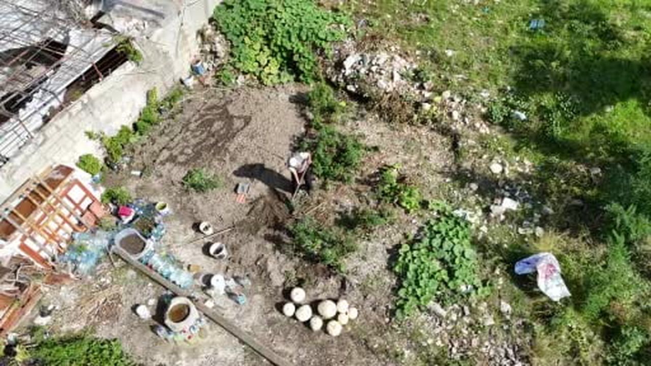 Depremde yıkılan evini bahçeye dönüştürdü, ürünleri hayrına dağıtıyor