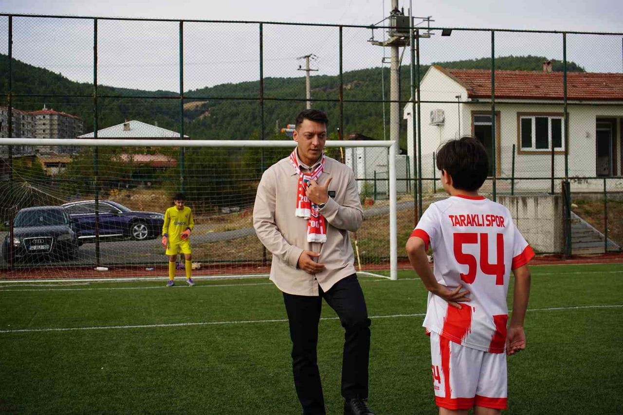 AK PARTİ MKYK ÜYESİ VE ESKİ FUTBOLCU MESUT ÖZİL, "TÜRKİYE YÜZYILI BULUŞMALARI" KAPSAMINDA GELDİĞİ...