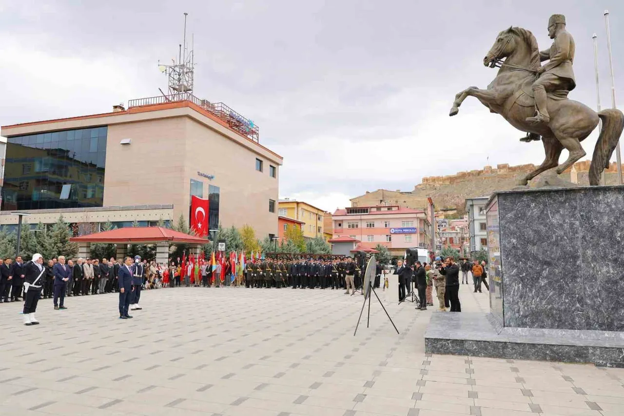 BAYBURT’TA CUMHURİYET BAYRAMI KUTLAMALARI ÇELENK SUNUMUYLA BAŞLADI