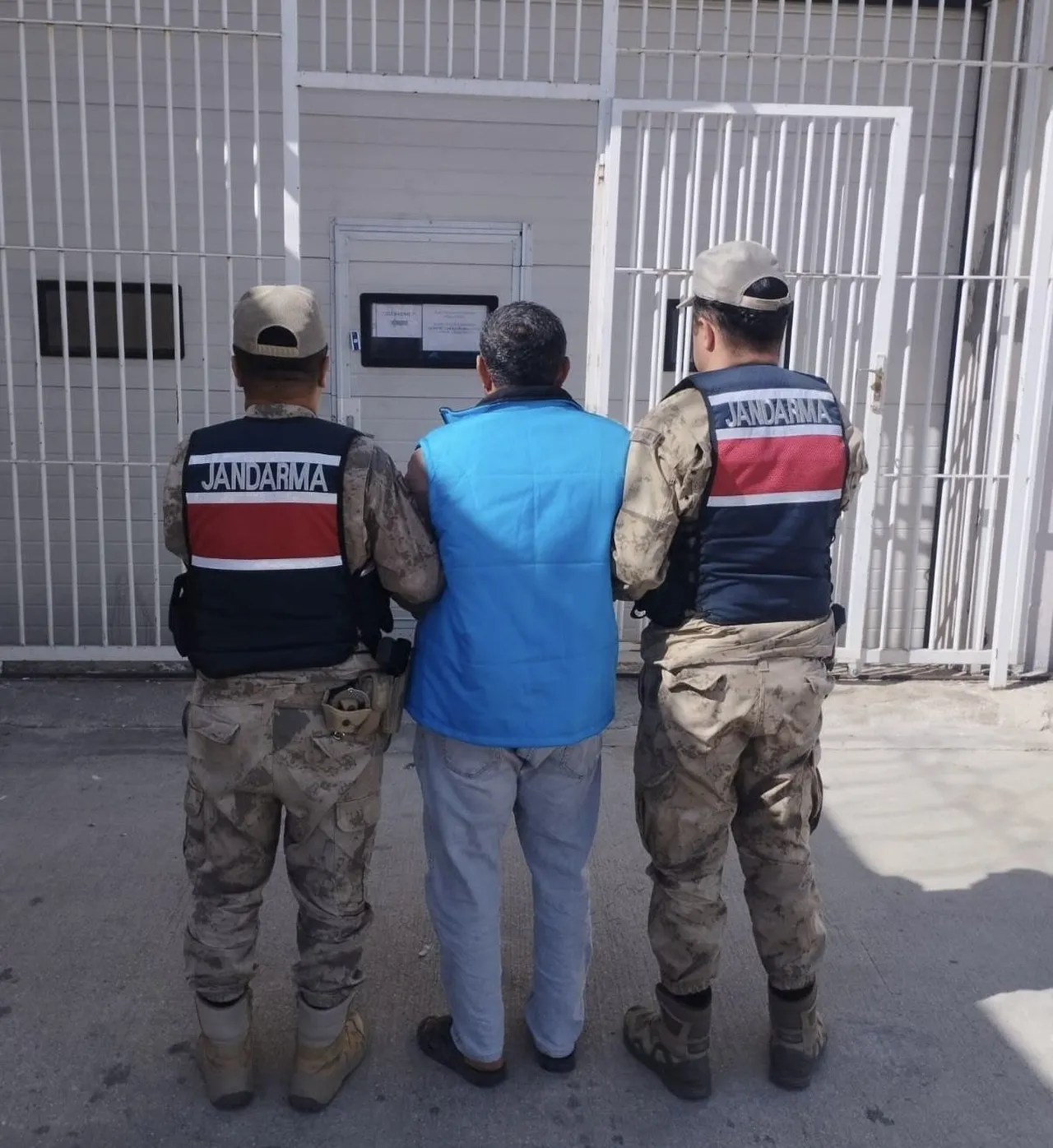 ŞANLIURFA’DA HAKKINDA 12 YIL 6 AY HAPİS CEZASI BULUNAN FİRARİ YAKALANDI