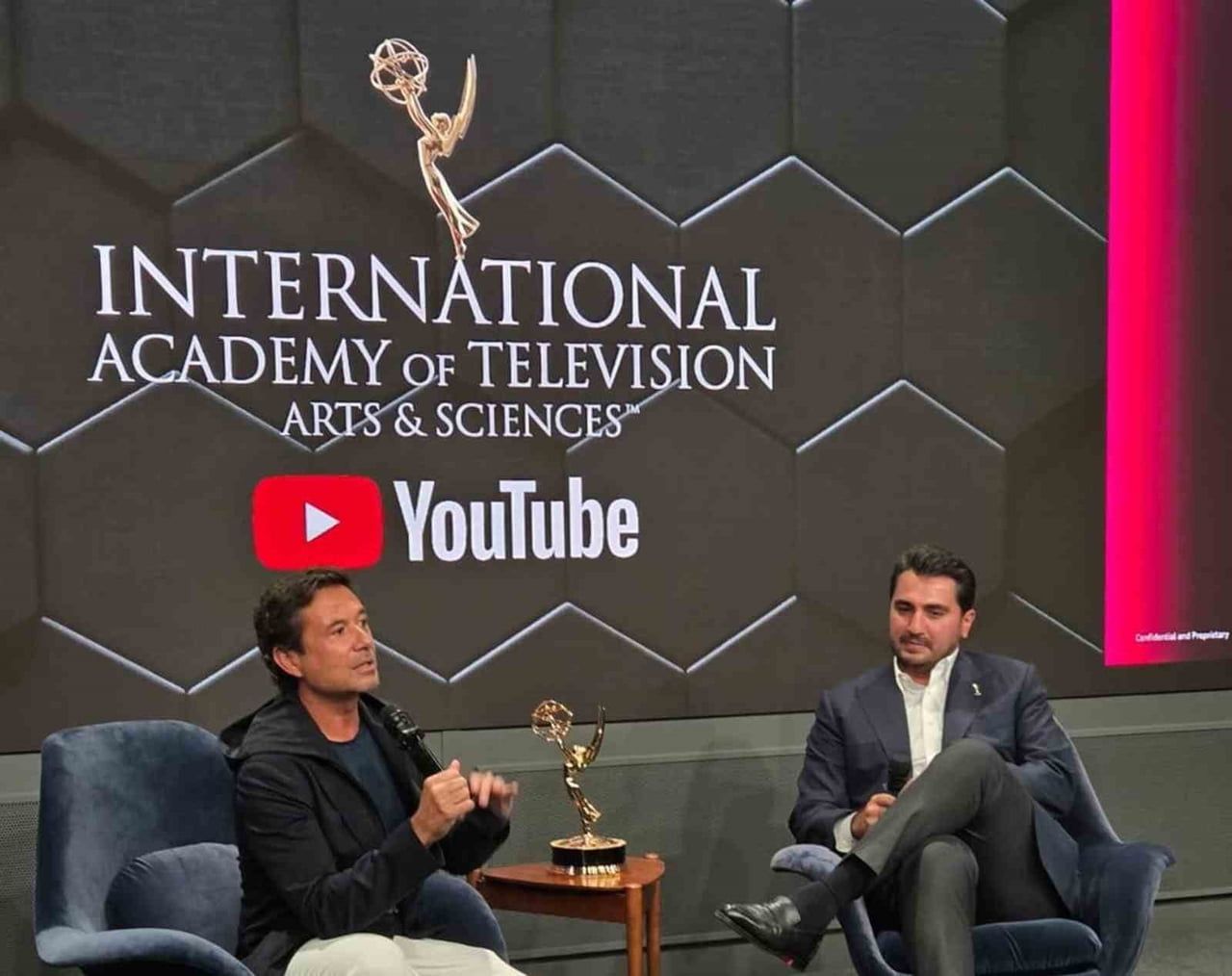 MERZİGO KURUCU ORTAĞI VE CEO’SU YİĞİT DOĞAN ÇELİK (SAĞDA), YOUTUBE EMEA BAŞKANI PEDRO PİNA (SOLDA)...