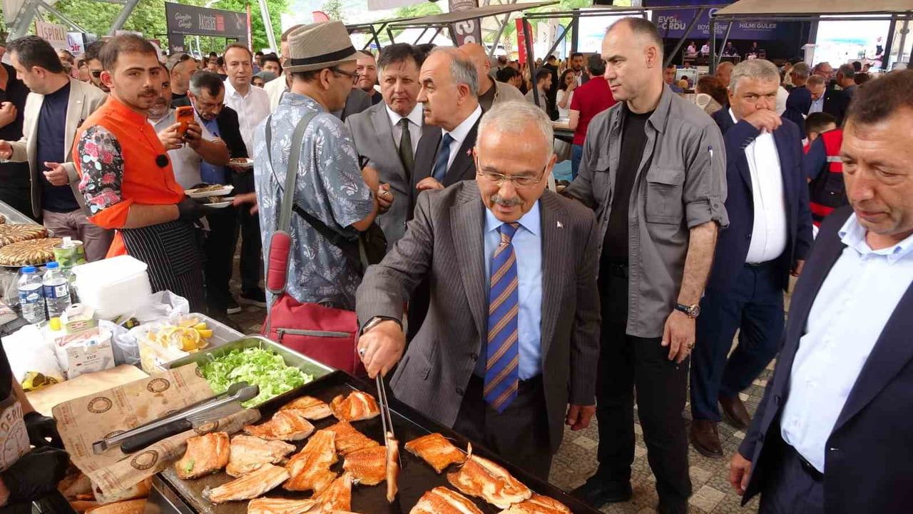 BELEDİYE BAŞKANI DR. MEHMET HİLMİ GÜLER  STANTLARI GEZDİ.