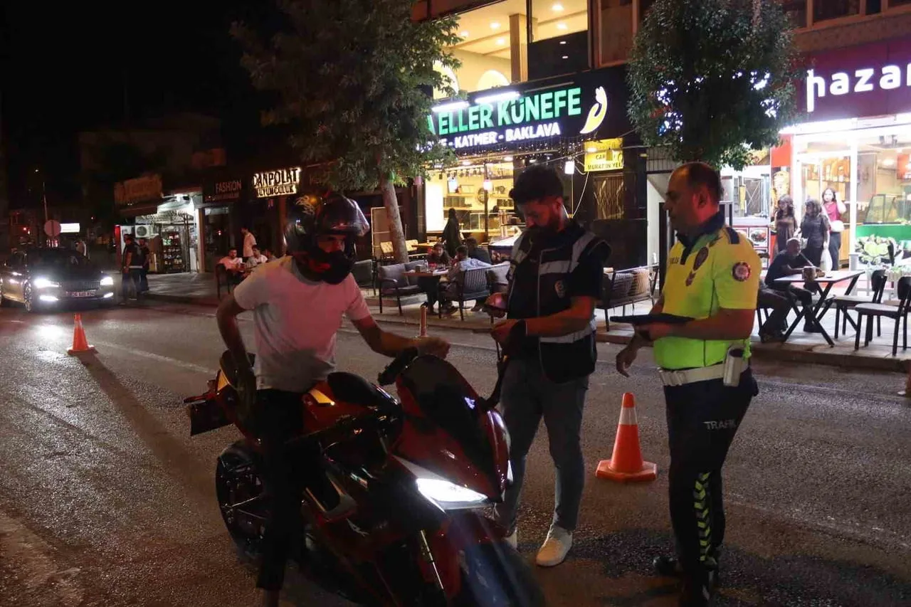 ELAZIĞ’IN KOVANCILAR İLÇESİNDE POLİS EKİPLERİ TARAFINDAN ŞOK UYGULAMASI YAPILDI.