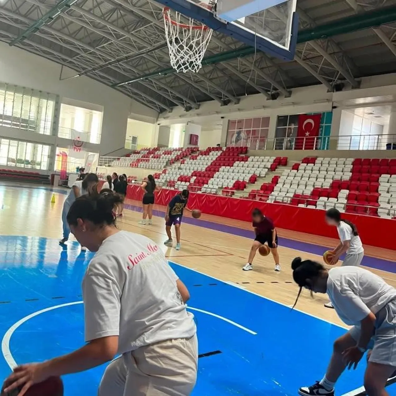 BİLECİK'TE KORUMA ALTINDAKİ ÇOCUKLARA BASKETBOL EĞİTİMİ VERİLDİ.