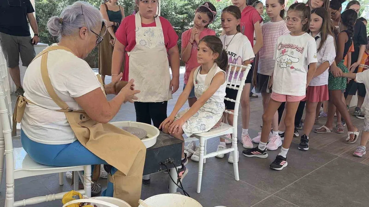 KIRKLARELİ’NDE DÜZENLENEN ATÖLYE ÇALIŞMASINDA ÇOCUKLAR, ÇÖMLEKÇİ TORNASININ BAŞINA GEÇEREK TOPRAĞA...