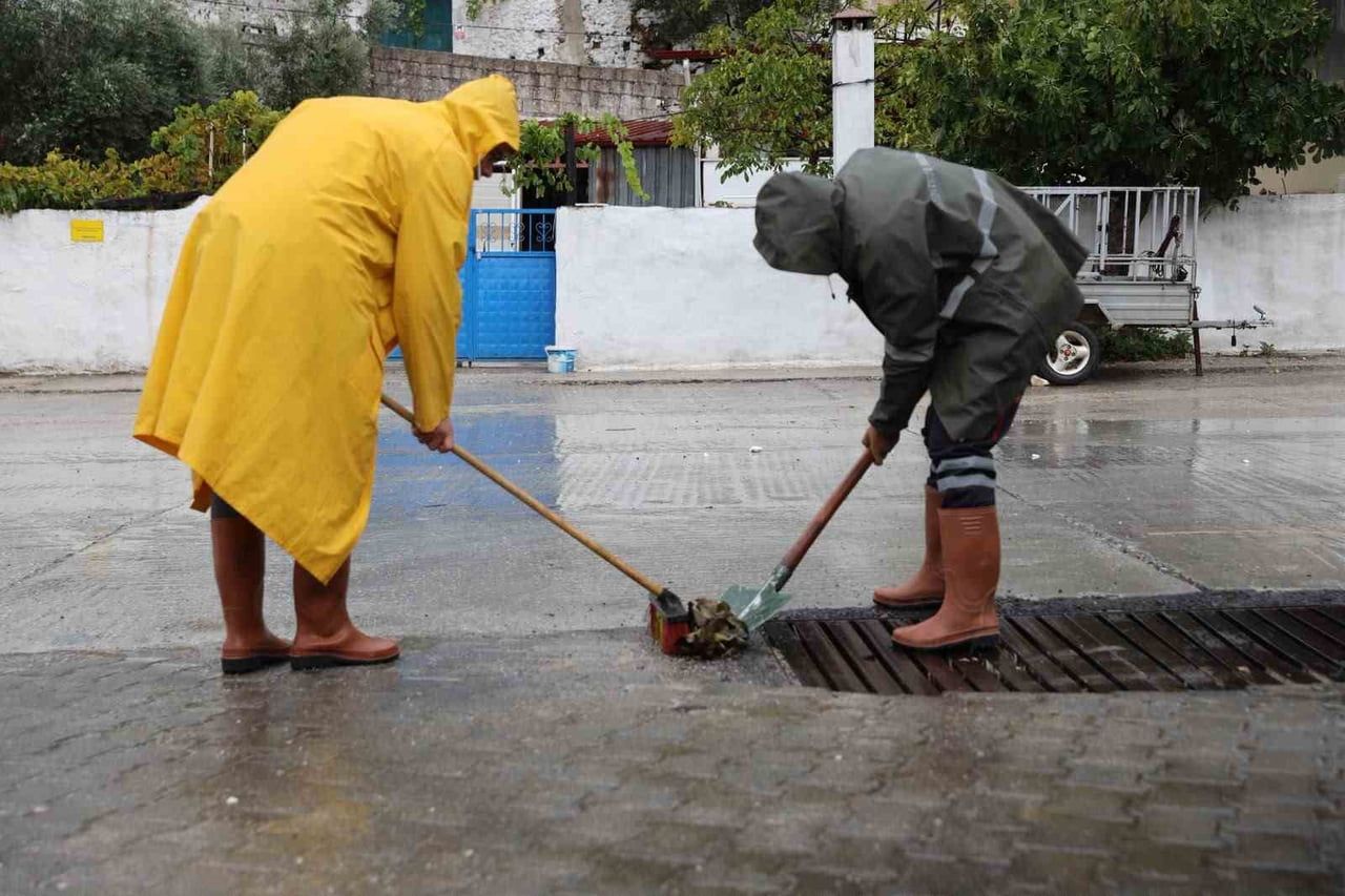 SAĞANAK YAĞIŞA KARŞI MENTEŞE’DE KESİNTİSİZ MESAİ
