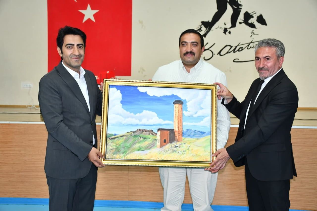 SARIKAMIŞ'TA MİNİK SPORCULARA FORMA SÜRPRİZİ: GENÇLİĞE DESTEK VERENLERE PLAKET TAKDİM...