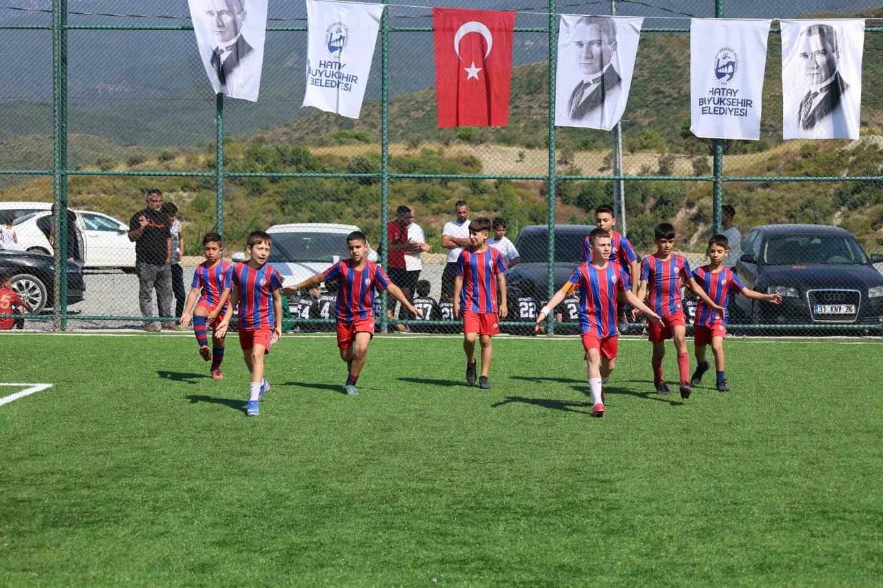ANTAKYA’NIN YAYLACIK MAHALLESİ’NDE HİZMETE AÇILAN HALI SAHADA DÜZENLENEN FUTBOL TURNUVASINDA...