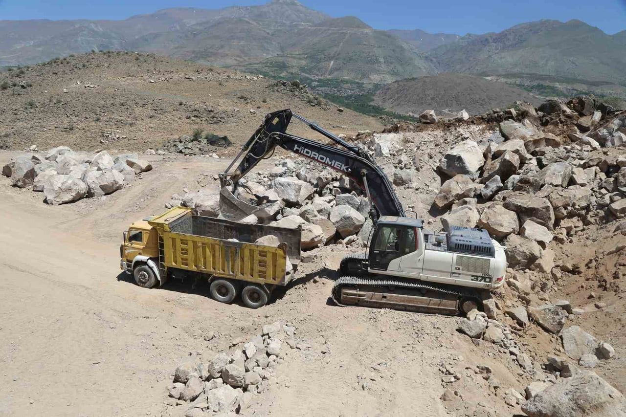 ERZİNCAN BELEDİYESİ YAKLAŞIK YÜZ YILI AŞKIN BİR SÜRE DAYANMA ÖZELLİĞİ BULUNAN ANDEZİT TAŞINI KENDİ...