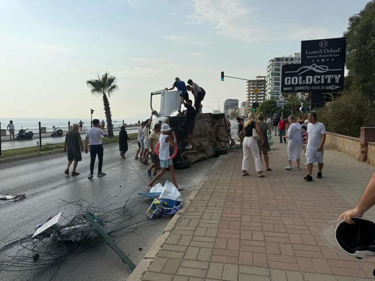 ANTALYA’NIN ALANYA İLÇESİNDE, ÖNÜNE ANİDEN ÇIKAN BİSİKLETLİYE ÇARPMAMAK İÇİN MANEVRA YAPAN HAFİF...