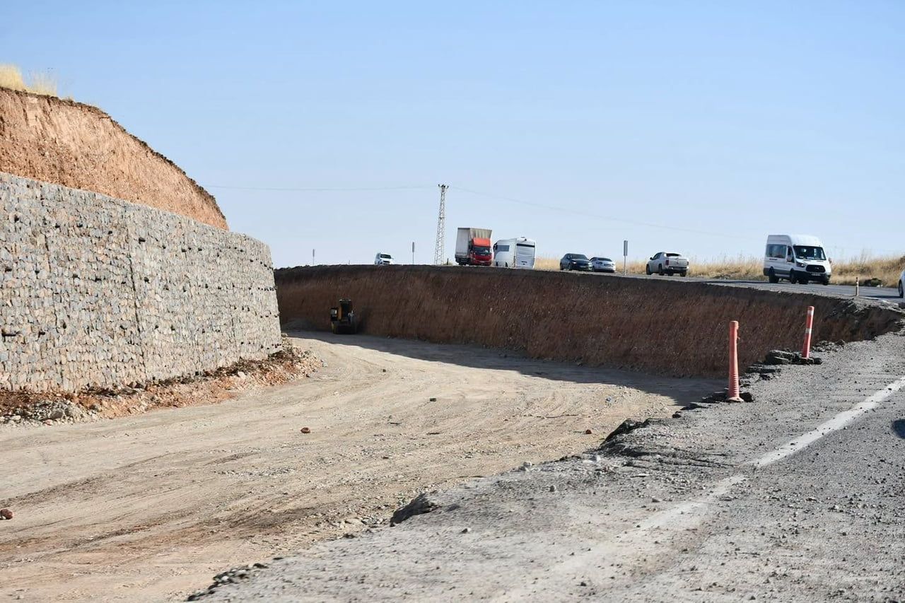 ŞIRNAK MİLLETVEKİLİ ARSLAN TATAR, YAPIMI DEVAM EDEN CİZRE - SİLOPİ YOLU ŞANTİYESİNİ ZİYARET EDEREK...