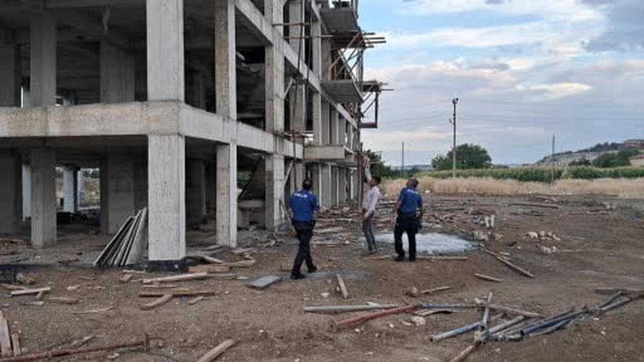 Karaman’da 4’üncü kattan düşen kalıp ustası ağır yaralandı