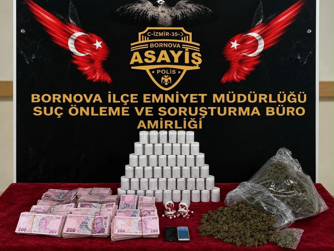 BORNOVA İLÇESİNDE POLİSİN BİR İKAMETTE YAPTIĞI ARAMADA BİNLERCE UYUŞTURUCU HAP İLE ESRAR ELE...