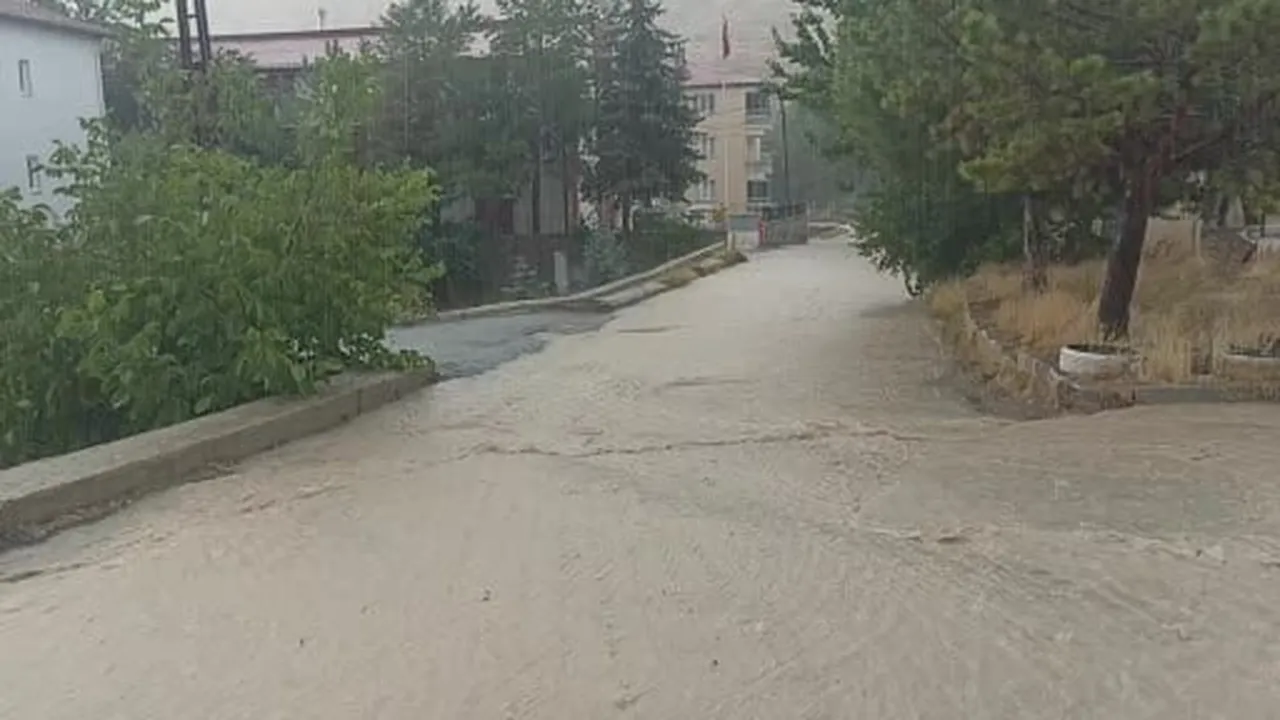 Sivas’ta sağanak yağış yolları suyla doldurdu, sürücüler zor anlar yaşadı