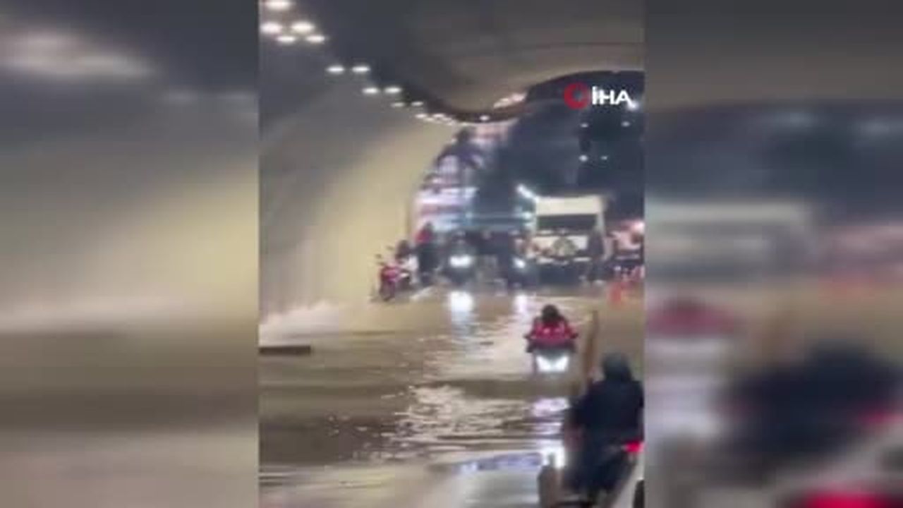 Pendik'te alt geçidi su bastı, sürücü ve kızı mahsur kaldı