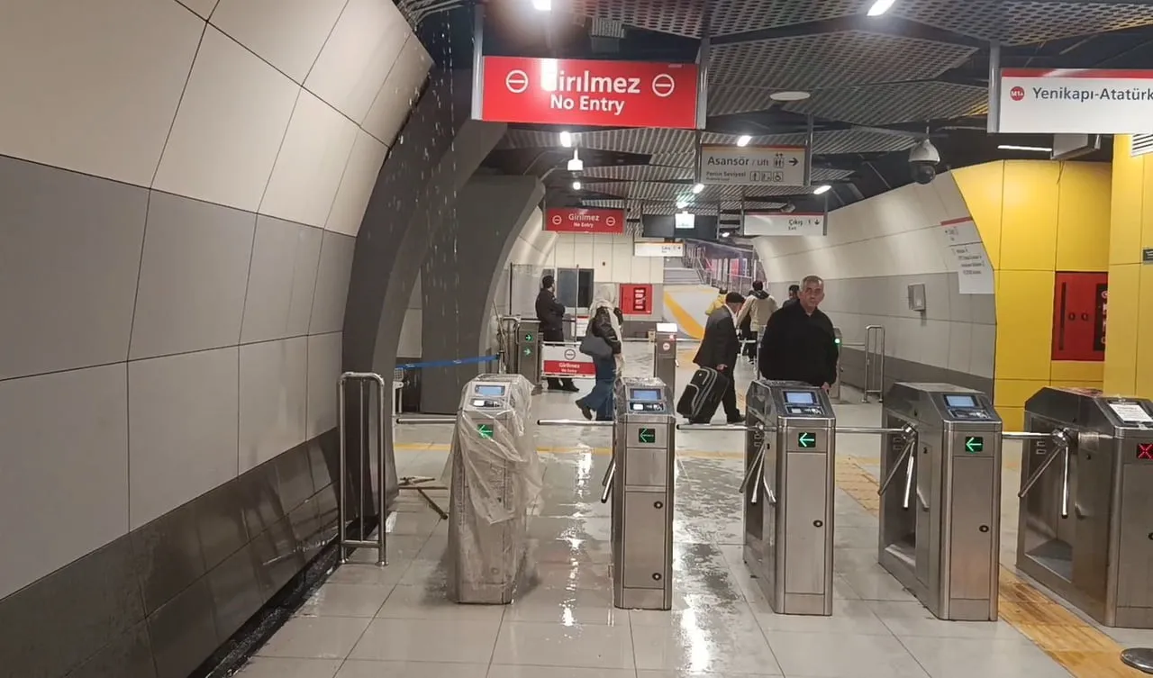 İSTANBUL'DA YENİBOSNA METRO İSTASYONUNA TAVANDAN SU SIZMAYA BAŞLADI.