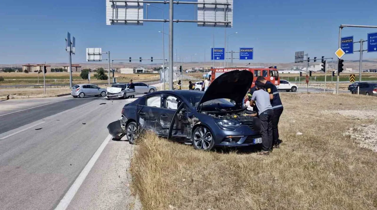 İKİ OTOMOBİLİN ÇARPIŞTIĞI VE 5 KİŞİNİN YARALANDIĞI KAZADA EKİPLER MÜDAHALEDE BULUNDU