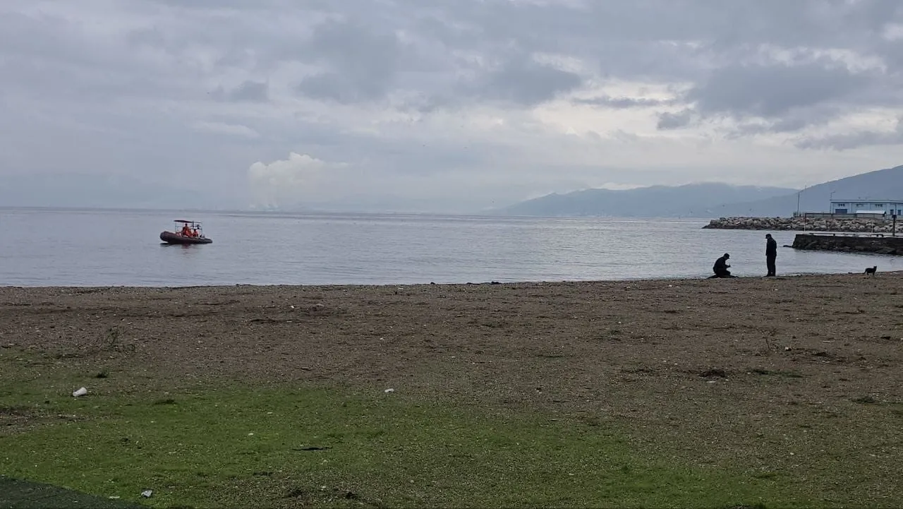 BURSA'NIN MUDANYA İLÇESİNDE SAHİLE VURMUŞ ERKEK CESEDİ BULUNDU.