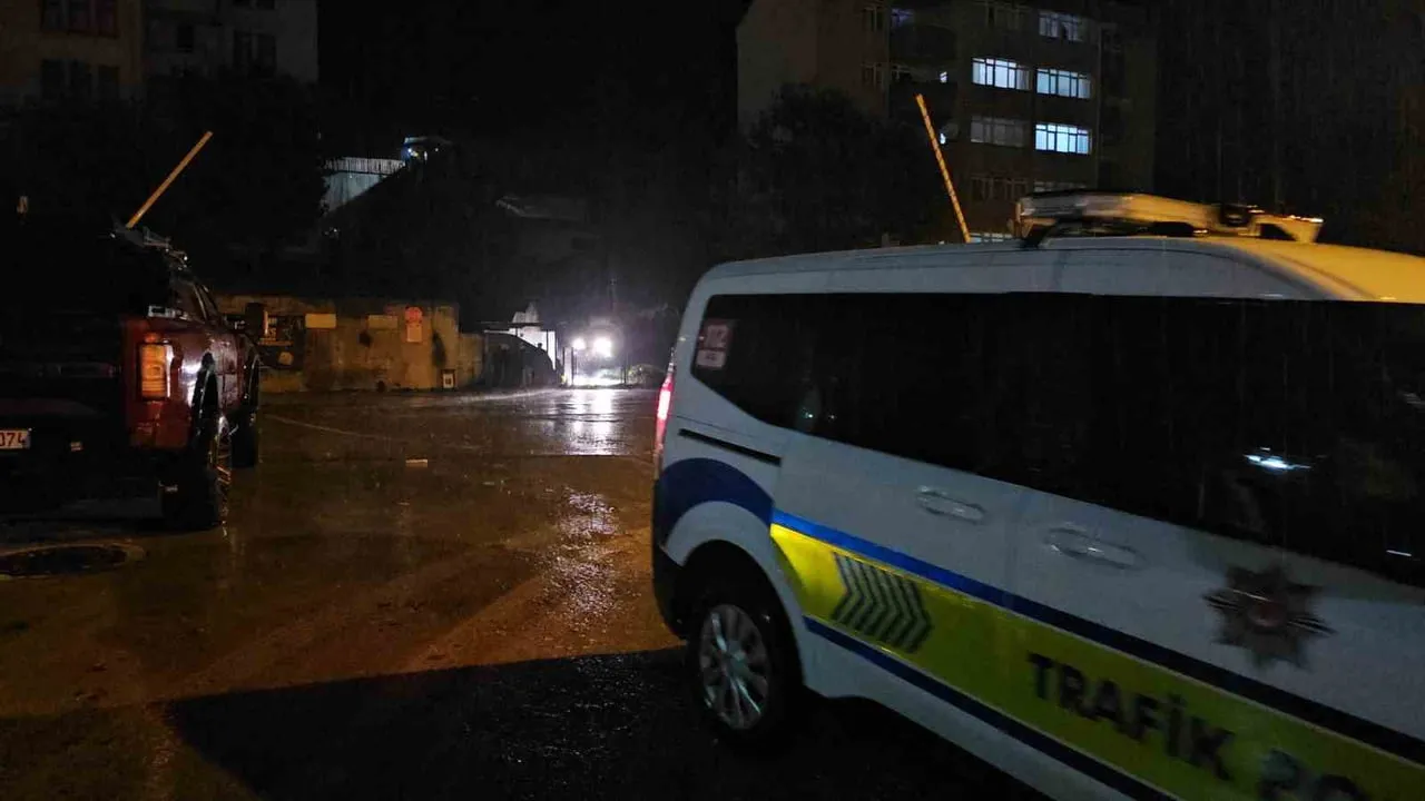 ZONGULDAK'IN ÇATALAĞZI BELDESİNDE YAĞIŞLAR SONRASI LOJMANA AİT İSTİNAT DUVARI ÇÖKTÜ. HEYELAN...
