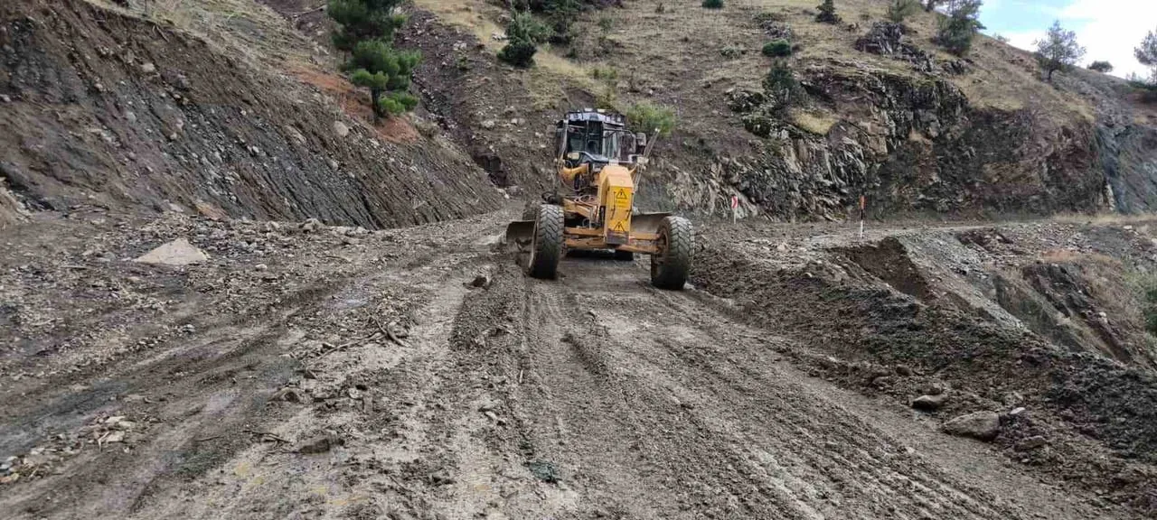 KAYSERİ BÜYÜKŞEHİR BELEDİYESİ; YAĞIŞLARIN ARDINDAN YAHYALI-KAPUZBAŞI YOLUNDA MEYDANA GELEN TOPRAK...