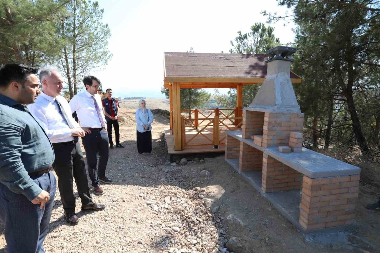 BELEDİYE BAŞKANI ALPER TABAN, ÖRNEK KAMELYA KURULUMUNUN YAPILDIĞI MİLLET BAHÇESİNDE İNCELEMELERDE...