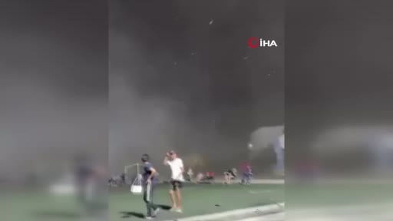 Meksika’da El Arenal Stadyumu’nu vuran fırtına sonucu oluşan toz bulutu nedeniyle oyuncular ve...