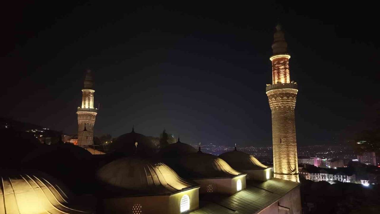 BURSA’DA MEVLİD KANDİLİ, CAMİLERDE EDİLEN DUALAR VE KILINAN NAMAZLARLA MANEVİ BİR ATMOSFERDE İDRAK...